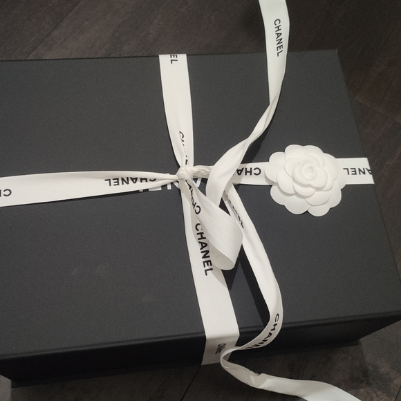 Brand new. Never used, Chanel Mini Flap square with gold ball. Pearl crush. - Picture 12 of 12